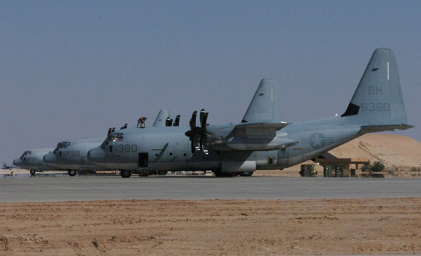 图文：最新型号的KC-130J型空中加油机