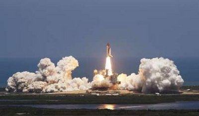 美国亚特兰蒂斯号航天飞机发射升空 